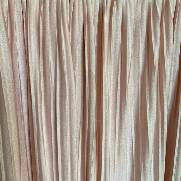 Delicate pleated pink midi skirt - Picture 2 of 3